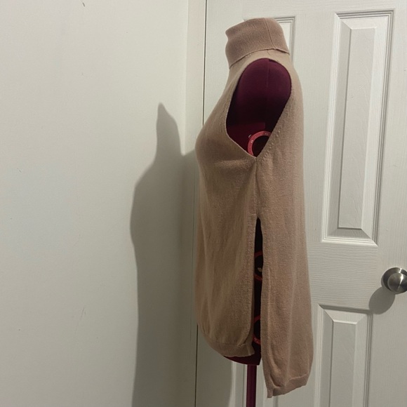 Zara women beige 100% Laine wool sleeveless pullover turtleneck top. Size S. Use - Picture 2 of 6